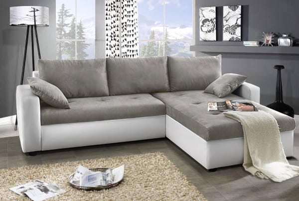 Zeitloses Ecksofa in Hellgrau und Weiß, komfortables Sitzmöbel für Wohnzimmer.
