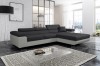L-förmiges Sofa in Schwarz-Weiß im modern gestalteten Wohnzimmer.