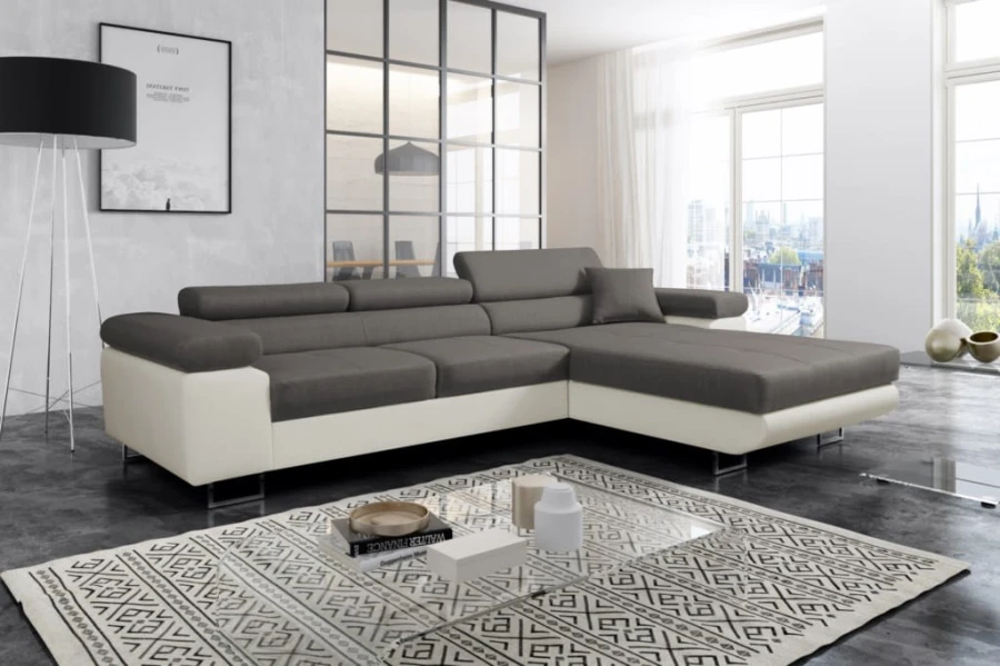 Ecksofa Grau-Weiß in modernem Wohnzimmer-Ambiente mit Design-Teppich.