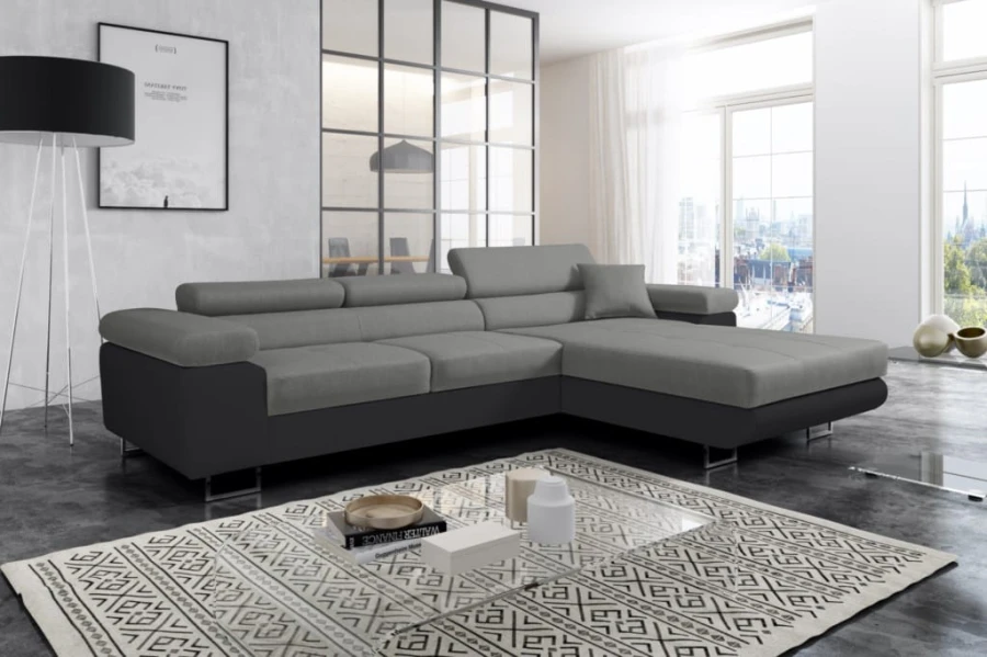 Stilvolle Eckcouch in Hellgrau und Schwarz im Wohnzimmer.
