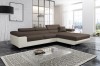 Gemütliches Ecksofa in Braun und Weiß im modernen Design.