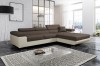 Modernes Ecksofa in Braun und Creme mit verstellbaren Kopfstützen im Wohnzimmer.