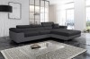 Modernes Ecksofa in Anthrazit mit verstellbaren Kopfstützen im hellen Wohnzimmer.