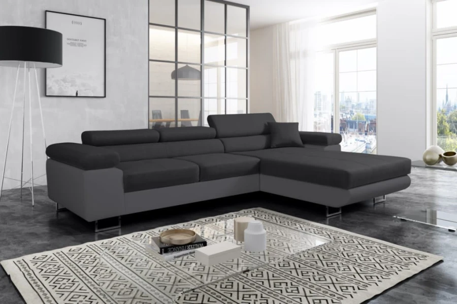 Modernes Ecksofa in Anthrazit mit verstellbaren Kopfstützen im hellen Wohnzimmer.