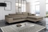Elegante hellbraune Eckcouch in L-Form auf modernem Teppich im Wohnbereich.