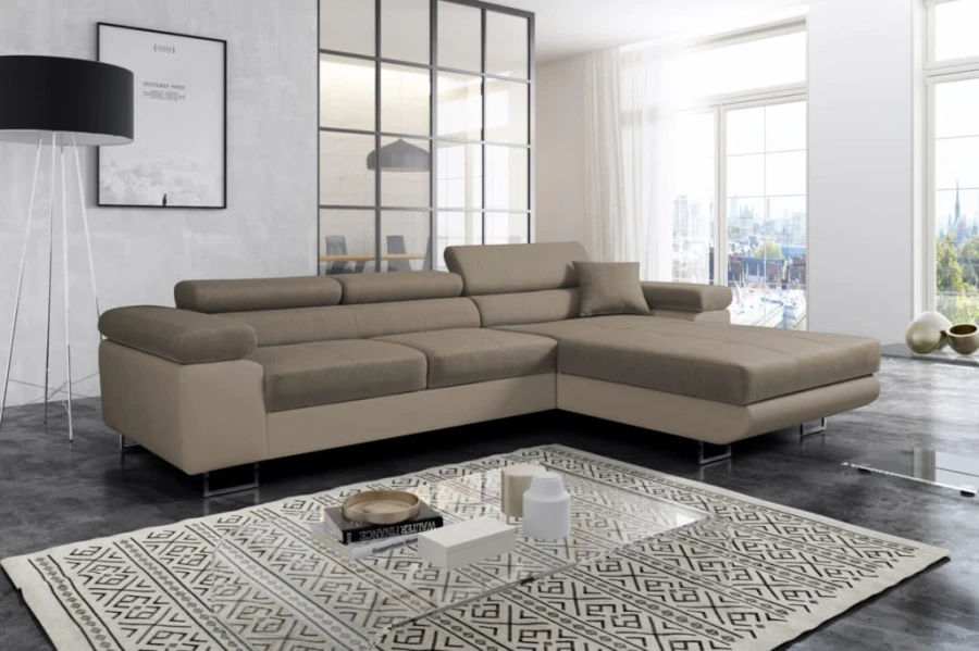 Elegante hellbraune Eckcouch in L-Form auf modernem Teppich im Wohnbereich.