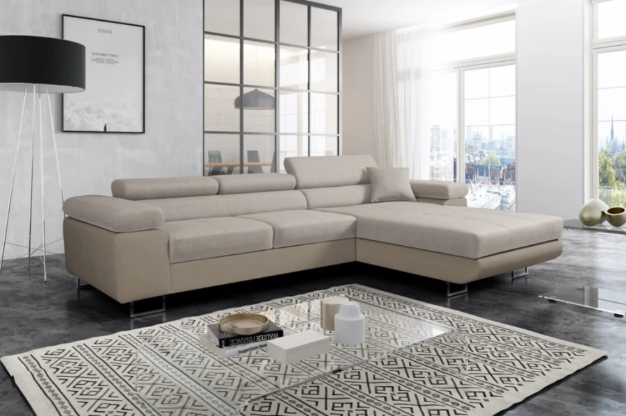 Beiges Ecksofa in minimalistischem Wohnzimmer mit stilvoller Dekoration und Teppich.