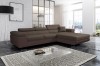 Modernes braunes Ecksofa mit verstellbaren Kopfstützen im Wohnzimmer.