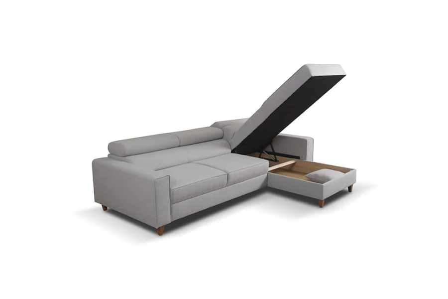 Graues Ecksofa mit geöffnetem Bettkasten unter der Ottomane.