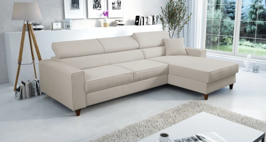 Helles beiges Ecksofa in einem modernen, lichtdurchfluteten Wohnzimmer.