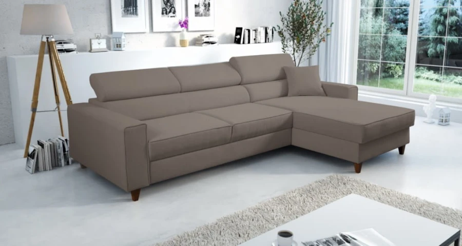 Taupefarbenes Ecksofa in L-Form im modernen Wohnzimmer-Ambiente.