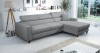 Modernes graues Ecksofa in einem hellen Wohnzimmer mit stilvoller Dekoration.