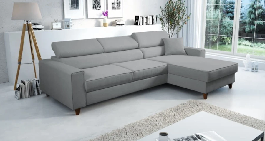Modernes graues Ecksofa in einem hellen Wohnzimmer mit stilvoller Dekoration.