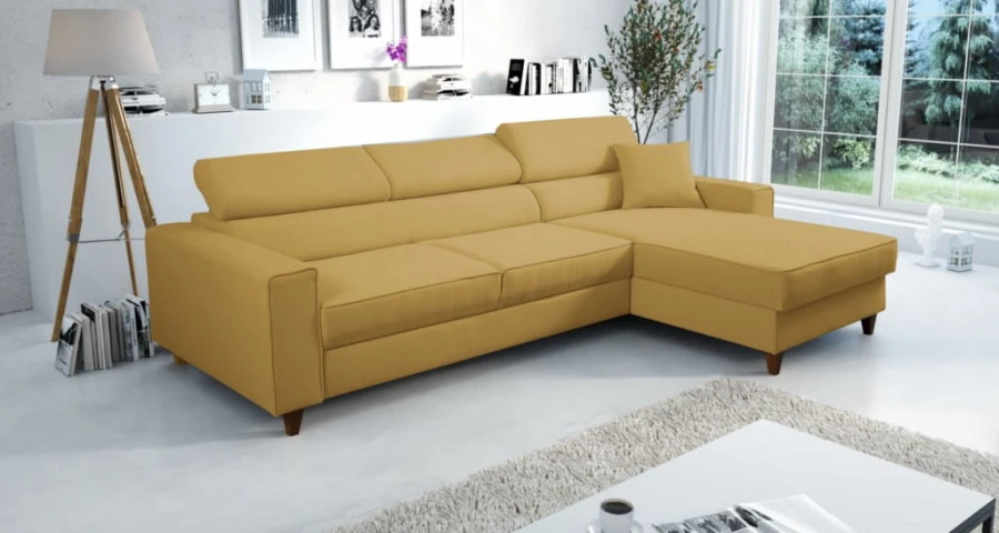 Leuchtendes senfgelbes Ecksofa als Blickfang in einem modern eingerichteten Wohnzimmer.