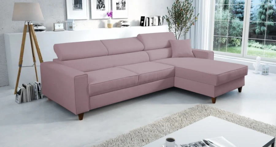Elegantes Ecksofa in Altrosa in einem hellen, skandinavisch inspirierten Wohnzimmer.