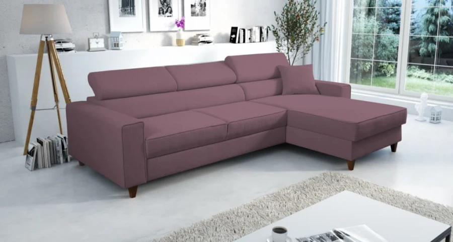 Modernes Ecksofa in Beerenfarbe sorgt für einen farbenfrohen Akzent im Wohnzimmer.