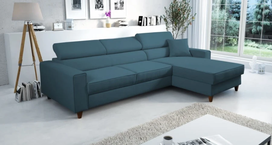 Modernes blaues Ecksofa mit Holzfüßen in einem hellen Wohnzimmer