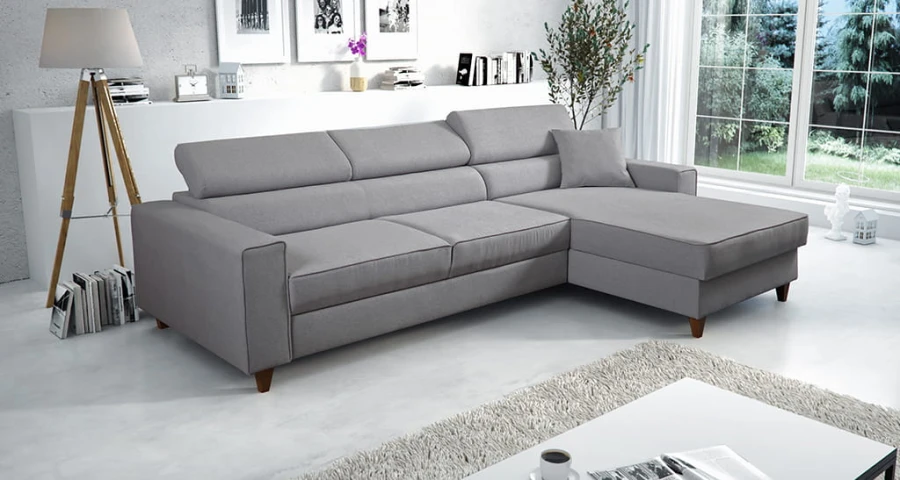 Graues Ecksofa in modernem Wohnzimmer mit verstellbaren Kopfstützen.