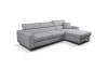 Modernes L-förmiges Sofa in Hellgrau mit Holzfüßen auf weißem Hintergrund.