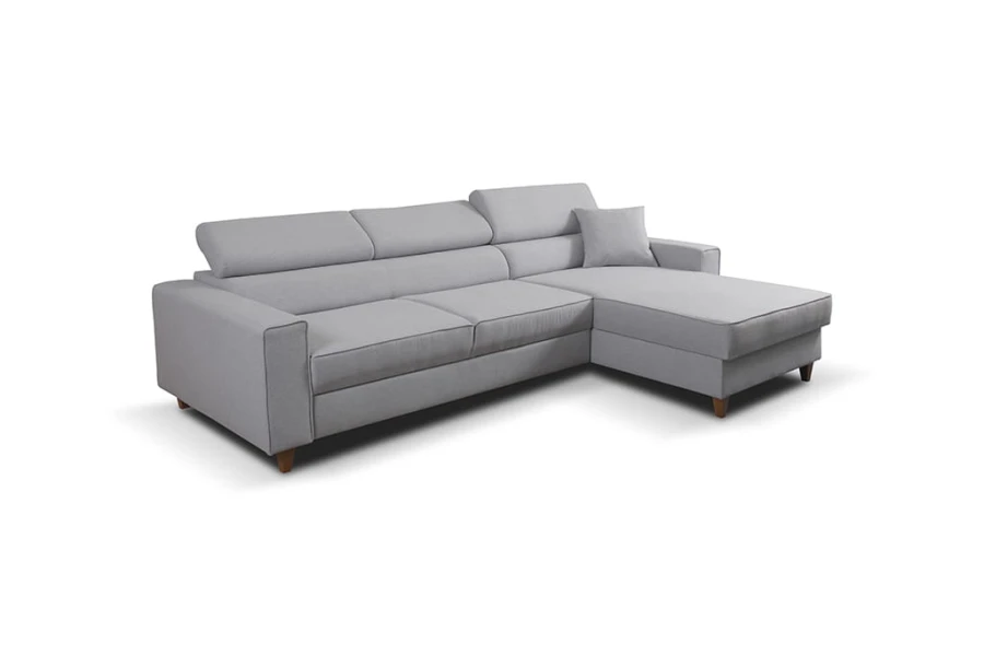Modernes L-förmiges Sofa in Hellgrau mit Holzfüßen auf weißem Hintergrund.