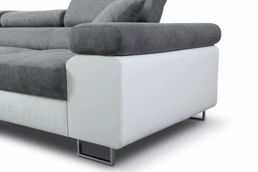 Modernes Ecksofa Detail: Grauer Stoffbezug, weißes Kunstleder und stabile Metallfüße.