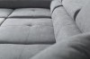 Stoffstruktur und Steppung eines grauen Polstersofas in der Nahaufnahme.