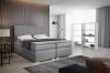 Modernes Boxspringbett in Grau mit gepolstertem Kopfteil im Schlafzimmer.
