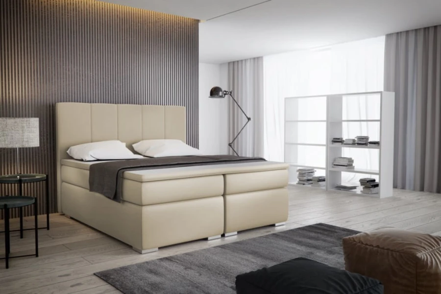 Beiges Boxspringbett im zeitlosen Design für eine wohnliche Atmosphäre.