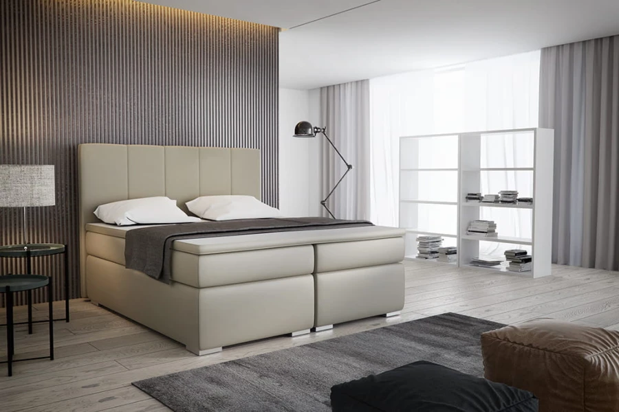 Modernes Boxspringbett in Beige im hellen Schlafzimmer.