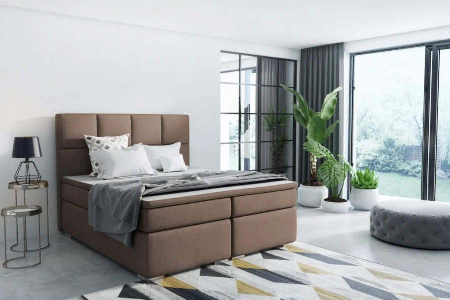 Braunes Boxspringbett in Mokka-Optik in gemütlich eingerichtetem Raum.
