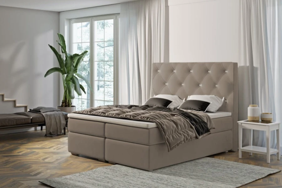 Taupe-farbenes Boxspringbett mit luxuriöser Steppung im Schlafzimmer