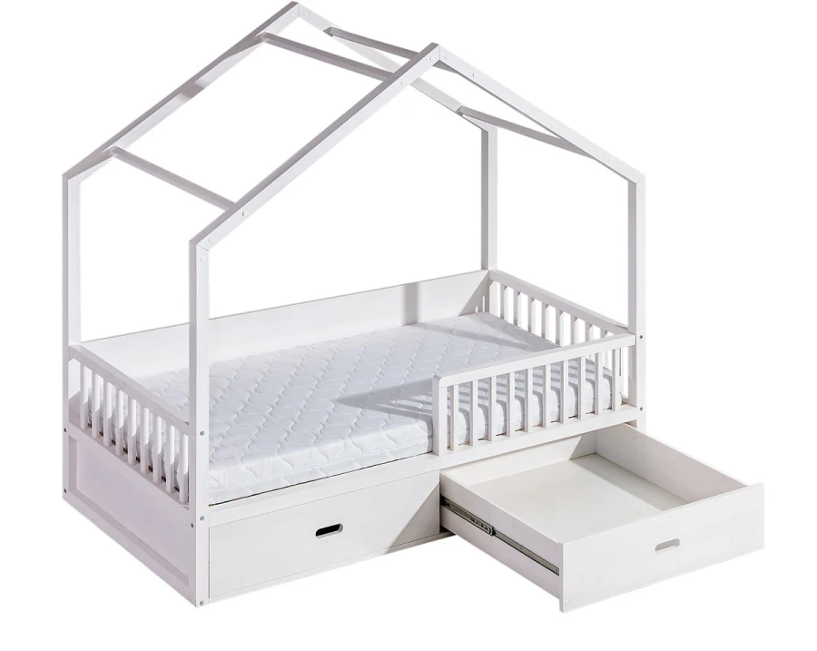 Weißes Hausbett für Kinder mit offener Bettschublade und Matratze.