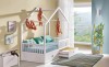 Kinderzimmer-Einrichtung mit gemütlichem Hausbett und hängenden Kuscheltieren.