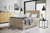 Elegantes Boxspringbett in Beige für ein modernes Schlafzimmer mit minimalistischem Design.
