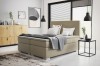 Hochwertiges Boxspringbett in Sandfarben in einer modernen Schlafzimmer-Umgebung.