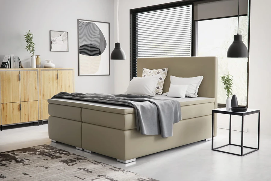 Hochwertiges Boxspringbett in Sandfarben in einer modernen Schlafzimmer-Umgebung.