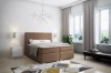 Stilvolles braunes Boxspringbett in modern eingerichtetem Schlafzimmer mit großen Fenstern.