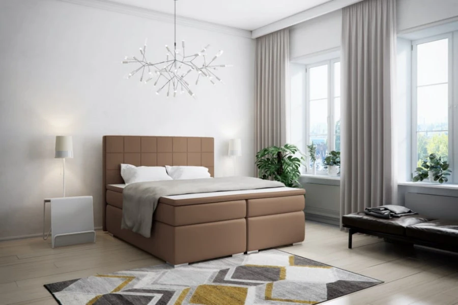 Stilvolles braunes Boxspringbett in modern eingerichtetem Schlafzimmer mit großen Fenstern.