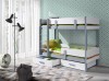 Kinderspielbett in Weiß und Grau mit zwei Schubkästen und Rausfallschutz vor gemusterter Tapete.