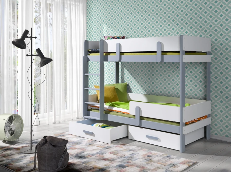 Kinderspielbett in Weiß und Grau mit zwei Schubkästen und Rausfallschutz vor gemusterter Tapete.