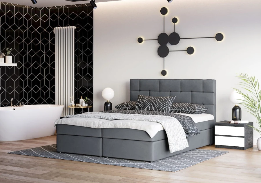 Graues gepolstertes Bett in luxuriösem Schlafzimmer mit Badewanne und geometrischer Wandgestaltung.