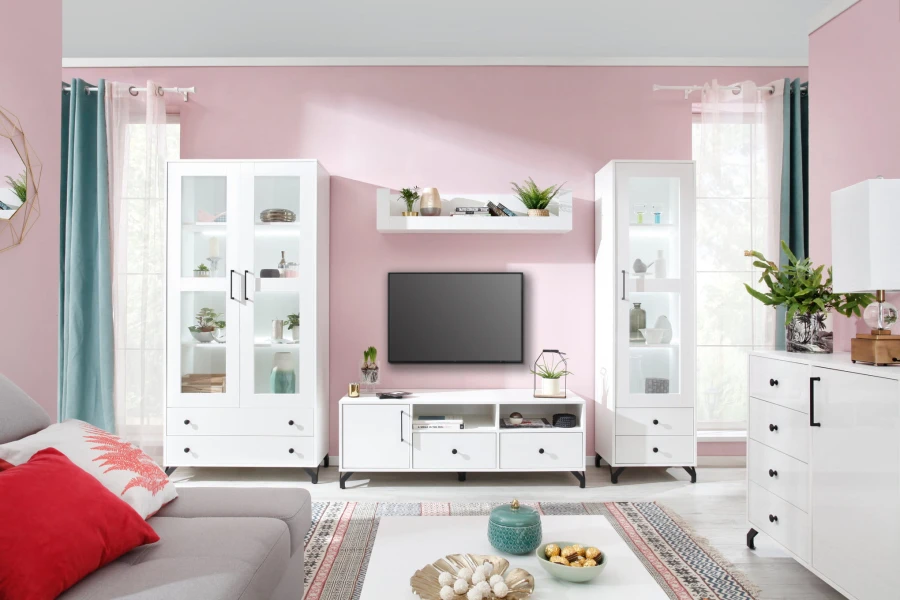Modernes Wohnzimmer-Set in Weiß mit Vitrinen und TV-Unterschrank vor einer rosa Wand.