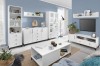 Modernes Wohnzimmer-Set in Weiß mit Sideboard, Regal und TV-Lowboard vor blauer Wand.