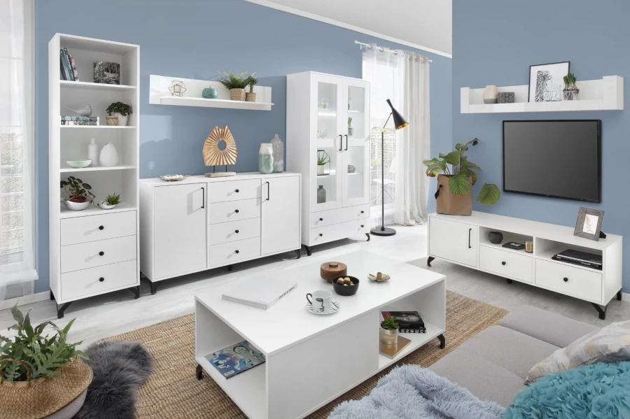 Modernes Wohnzimmer-Set in Weiß mit Sideboard, Regal und TV-Lowboard vor blauer Wand.