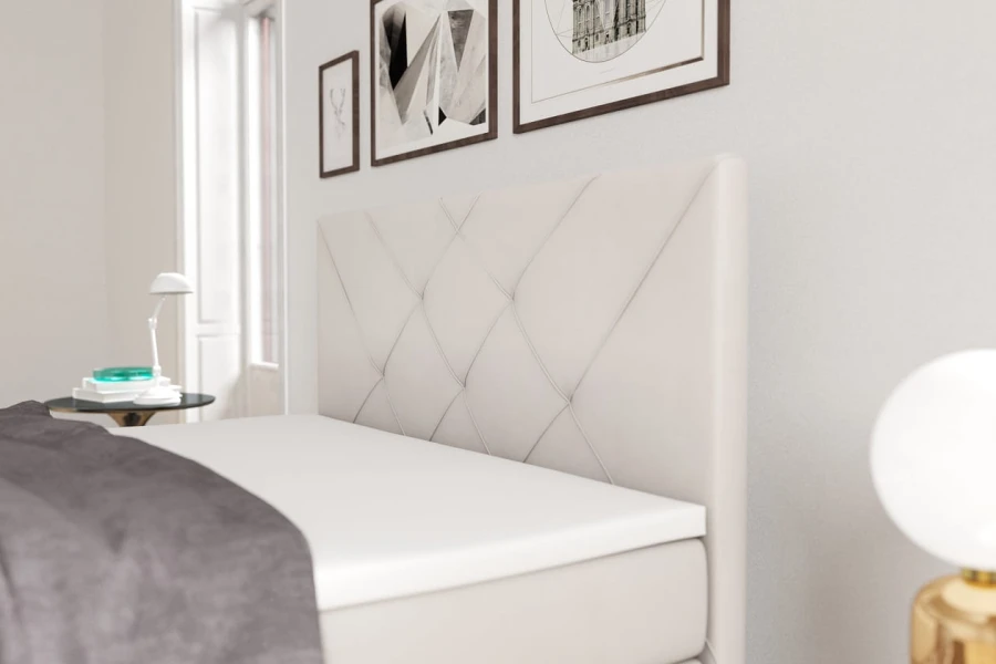 Nahaufnahme eines beigen Kopfteils mit Rautensteppung für ein Boxspringbett in modernem Design.