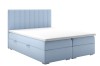 Hellblaues Boxspringbett mit vertikal gestepptem Kopfteil vor weißem Hintergrund.