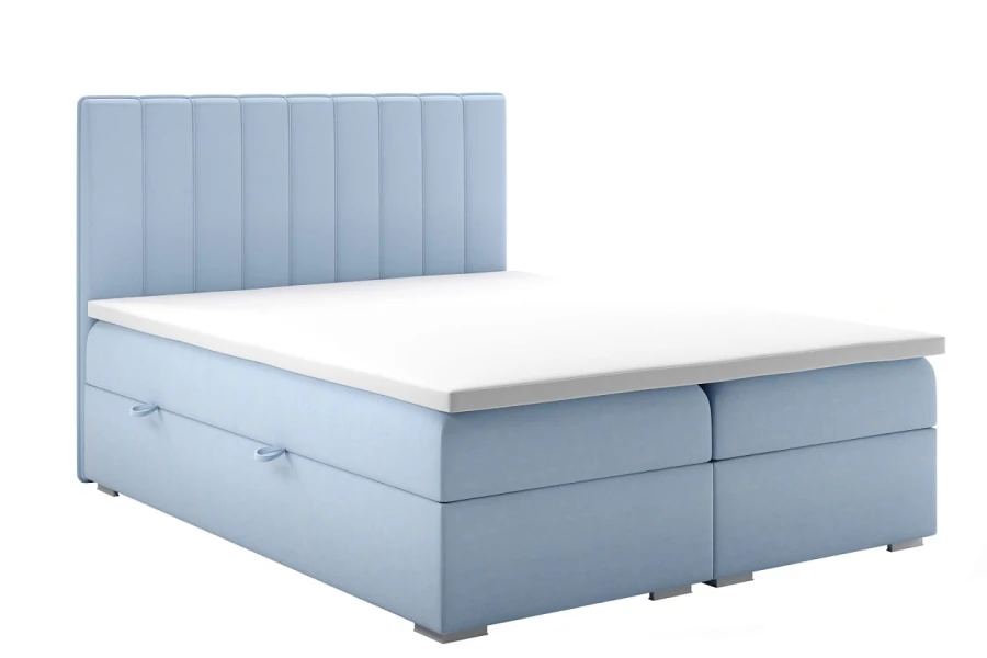 Hellblaues Boxspringbett mit vertikal gestepptem Kopfteil vor weißem Hintergrund.