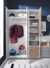 Geöffneter Kleiderschrank mit praktischer Inneneinteilung