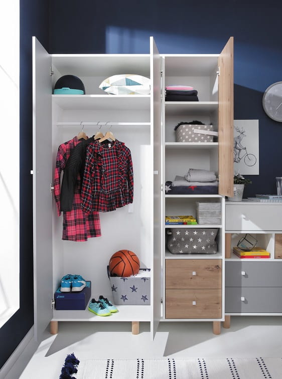 Geöffneter Kleiderschrank mit praktischer Inneneinteilung