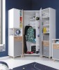 Offener Eckschrank und Regal im Kinderzimmer mit viel Stauraum für Kleidung und Bücher.